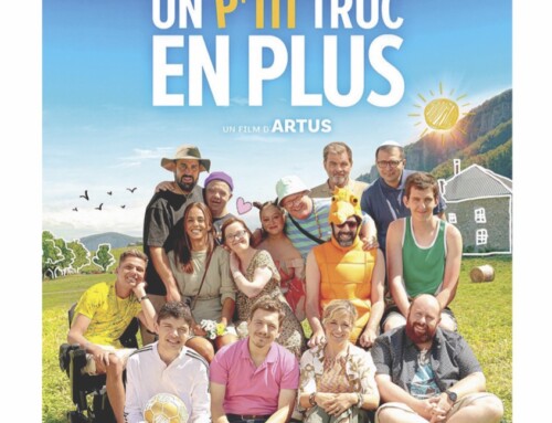 Séance de cinéma en plein air au village